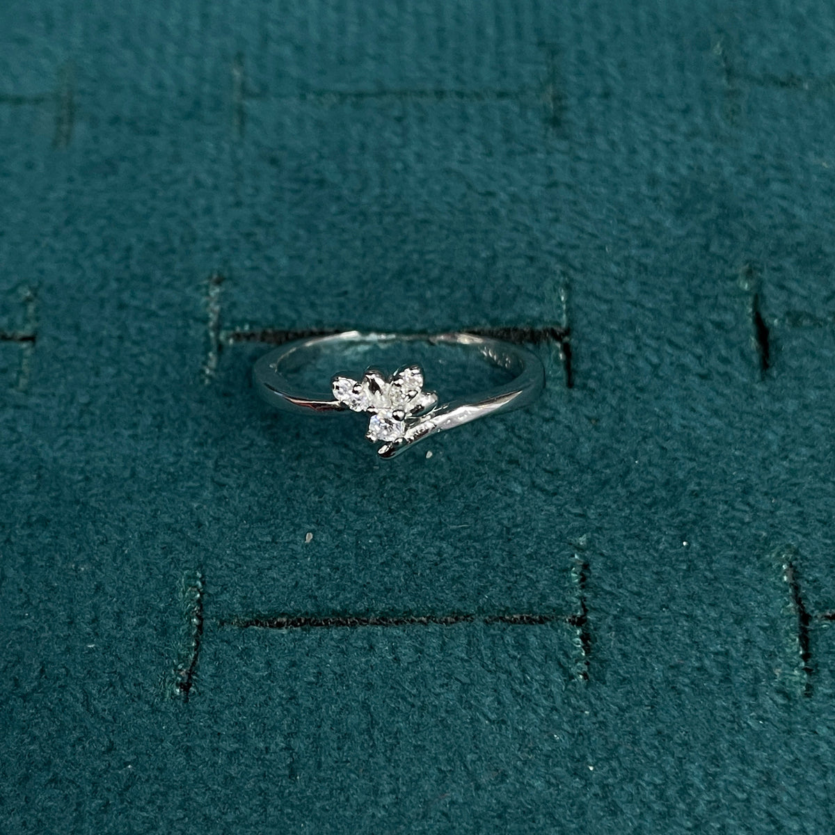 92.5 Silver Clear Stone Floral Ring for Women