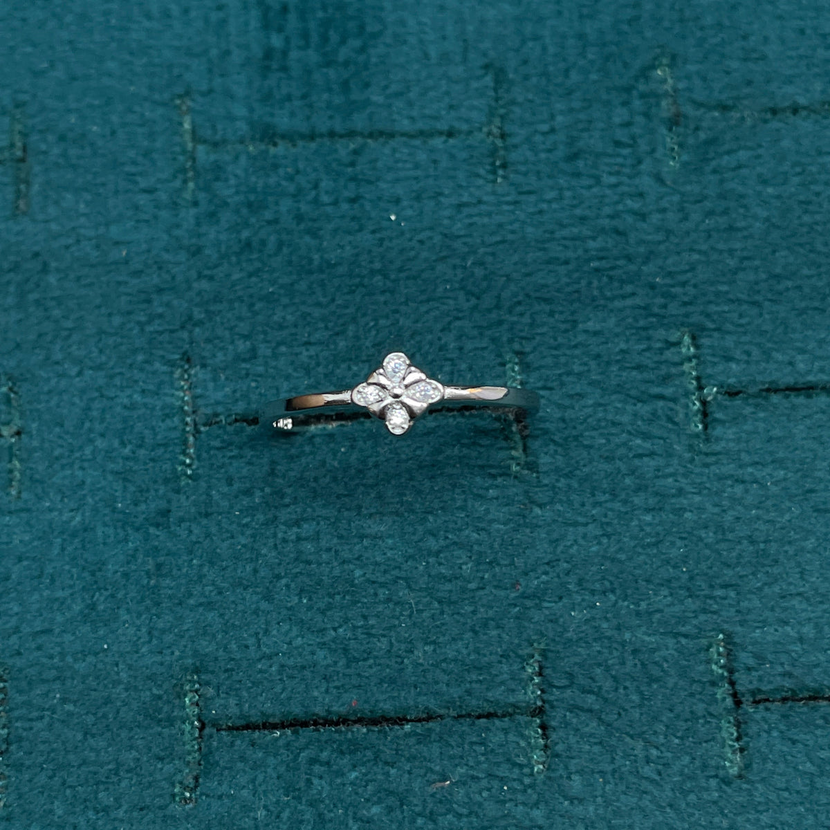92.5 Sterling Silver Four-Stone CZ Cross Clover Finger Ring