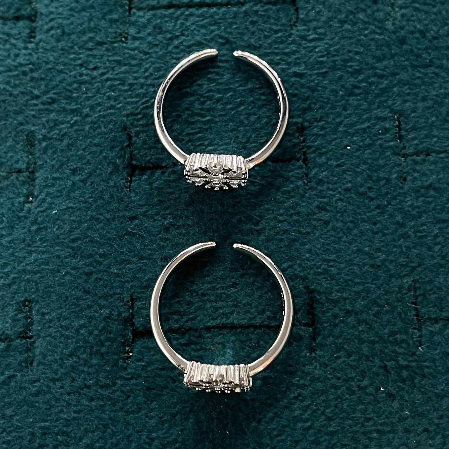 92.5 Silver 7 Stone Floral Cluster Adjustable Toe Rings for Women | Snowflake Design