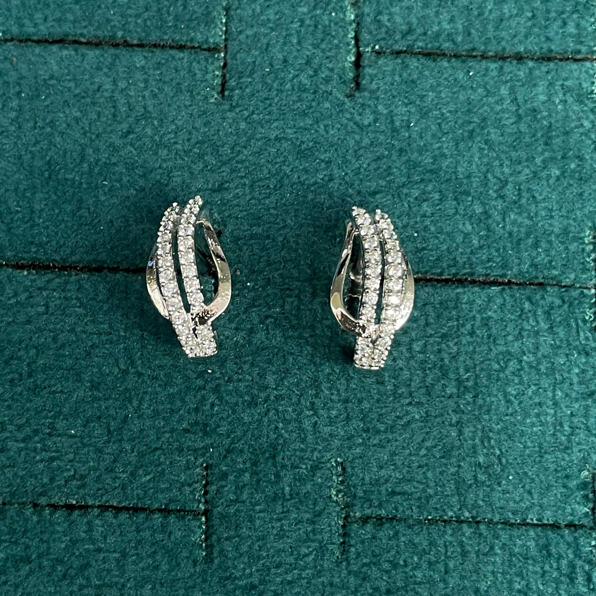 92.5 Silver Clear Stone Crossover Stud Earrings Pair