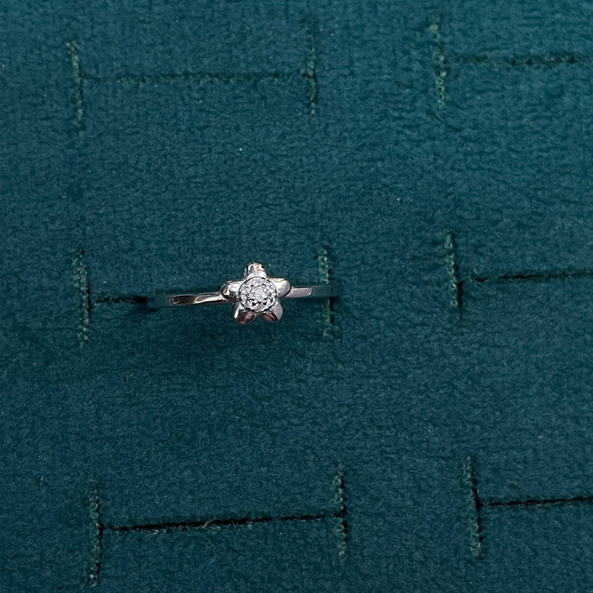 92.5 Sterling Silver Five-Petal Flower Solitaire White CZ Finger Ring