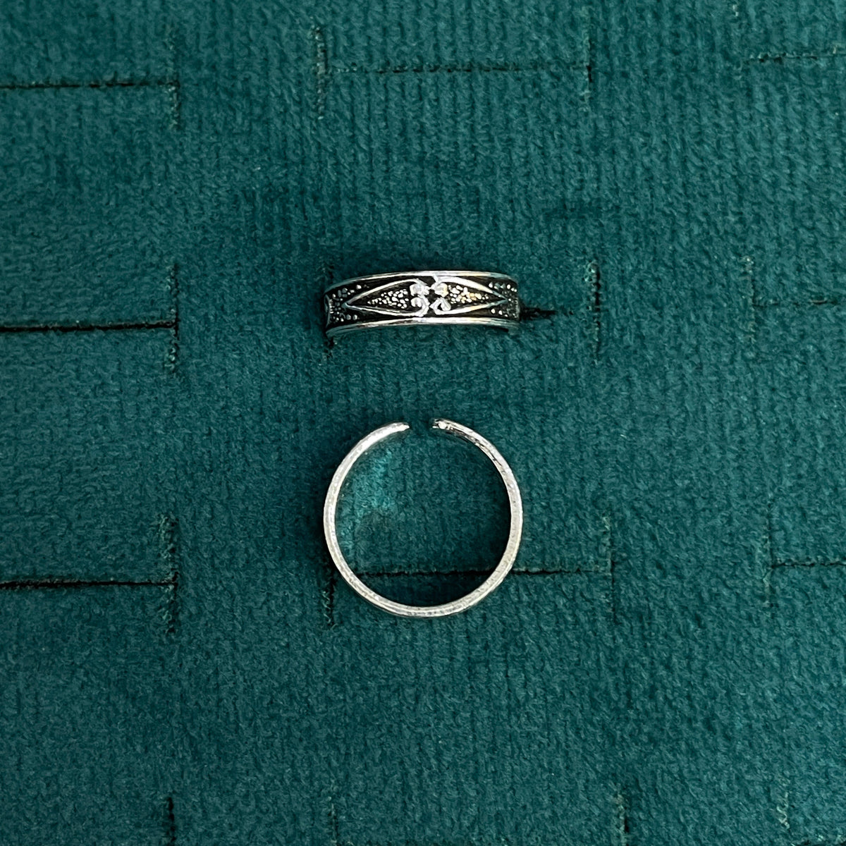 92.5 Silver Oxidised Scroll Band Toe Rings