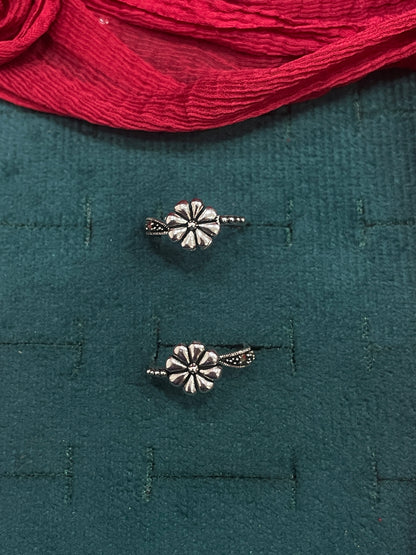 925 Sterling Silver Pyrite Flower Toe Rings for Women | Oxidised Floral Design