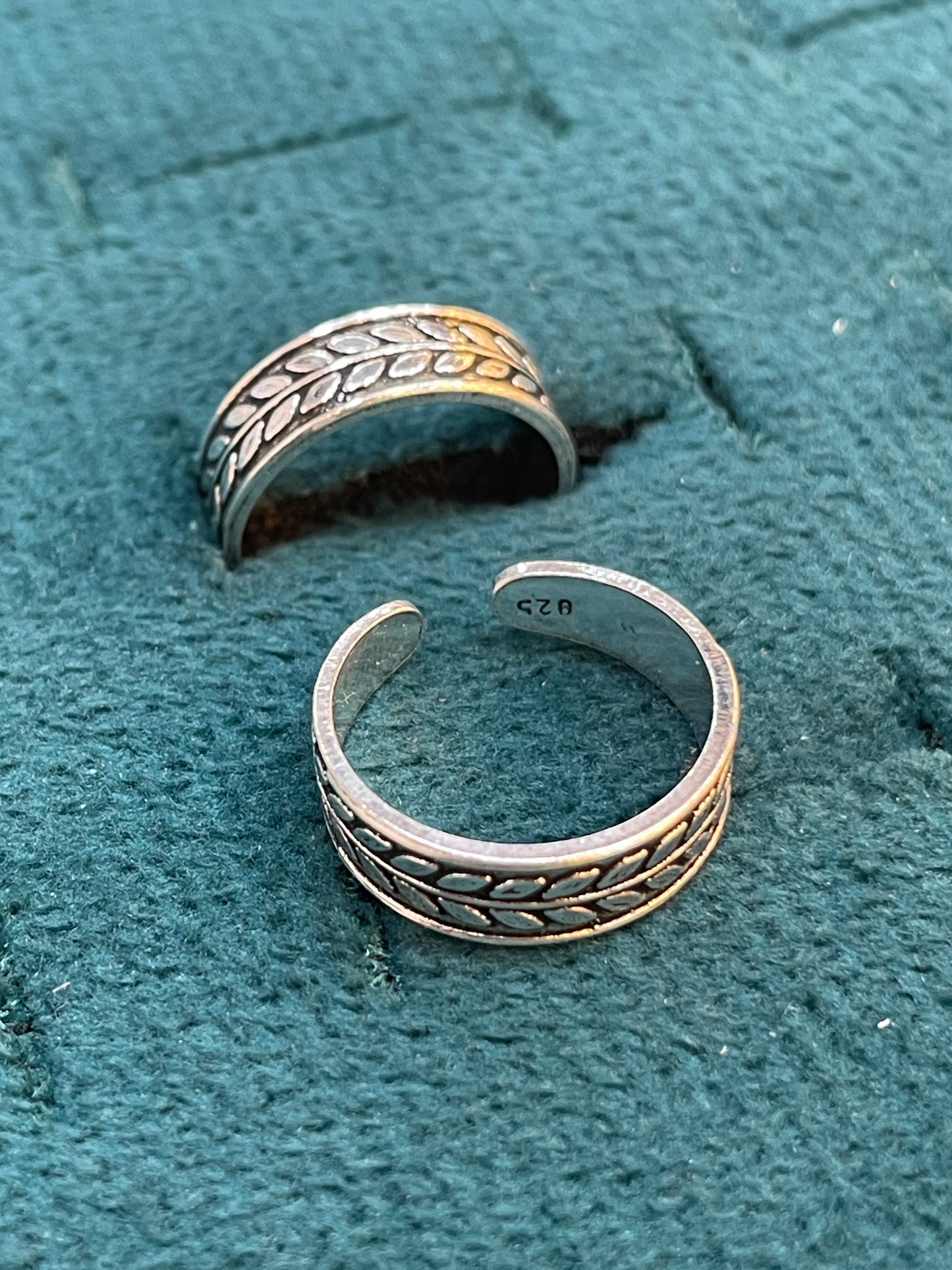 92.5 Silver Oxidised Adjustable Toe Rings for Women | Leaf Pattern Design