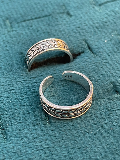 92.5 Silver Oxidised Adjustable Toe Rings for Women | Leaf Pattern Design