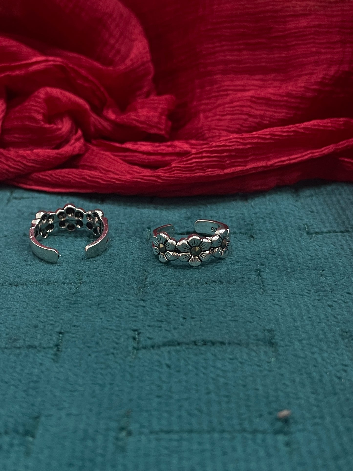 925 Sterling Silver Pyrite Floral Toe Rings for Women | Oxidised Floral Design