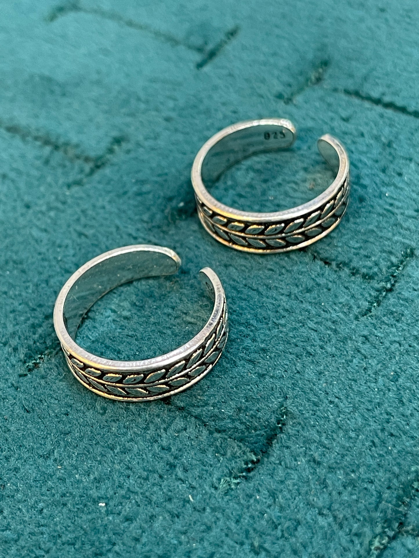 92.5 Silver Oxidised Adjustable Toe Rings for Women | Leaf Pattern Design