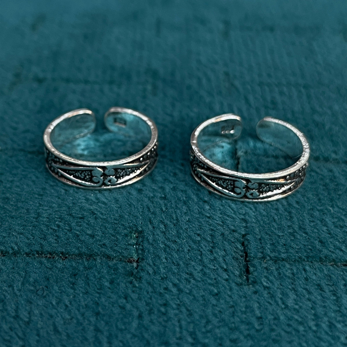 92.5 Silver Oxidised Scroll Band Toe Rings