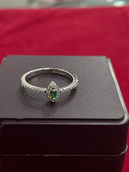92.5 silver classy green stone ring