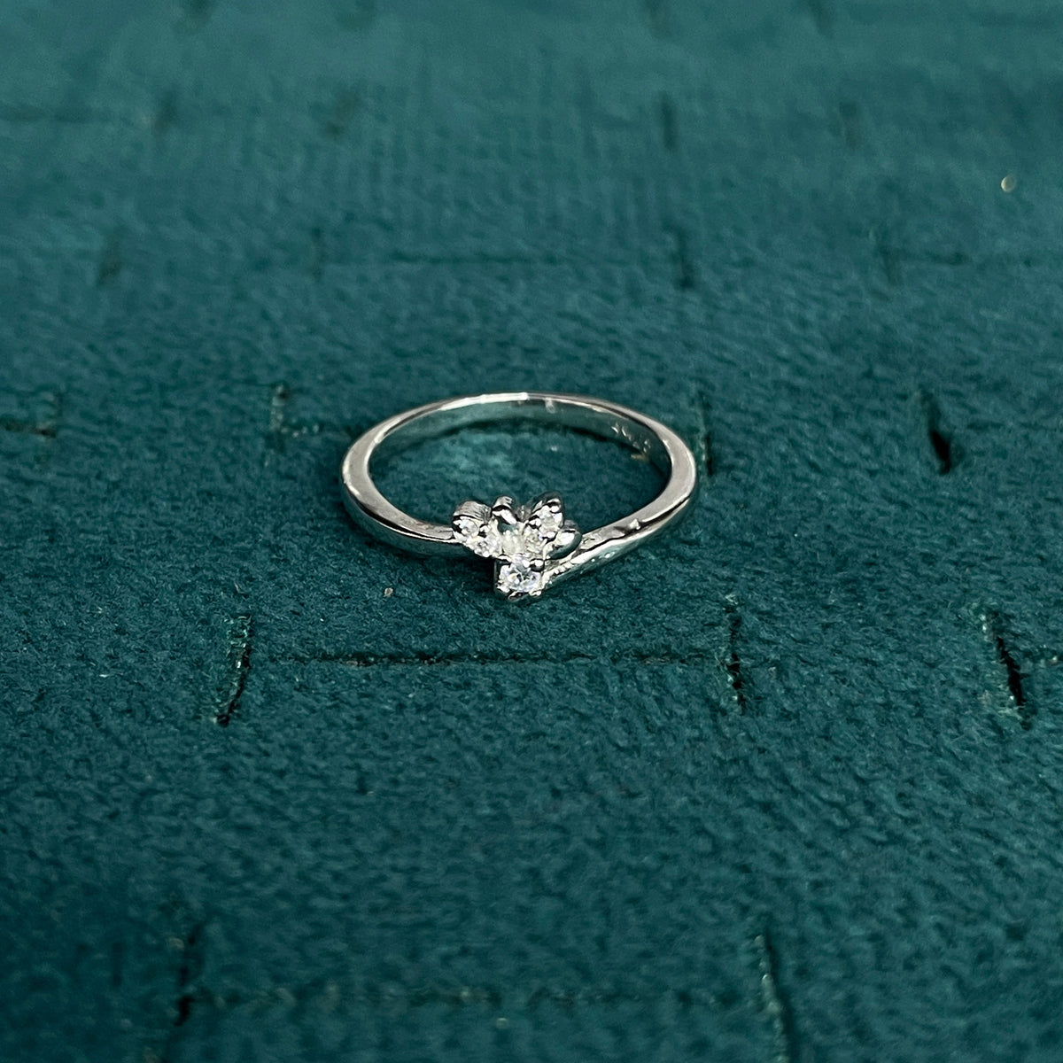92.5 Silver Clear Stone Floral Ring for Women