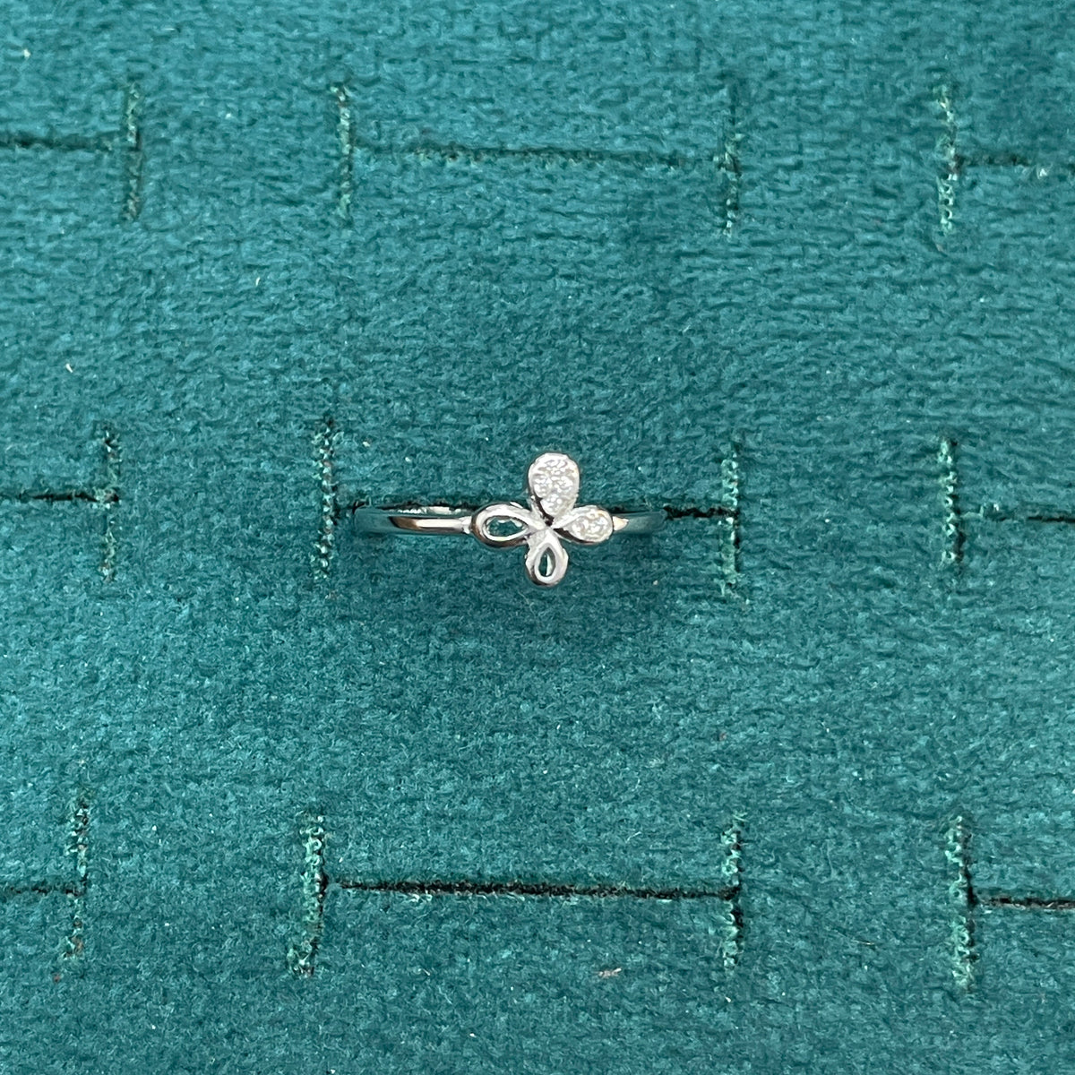 92.5 Sterling Silver Three-Petal CZ & Plain Silver Clover Flower Finger Ring