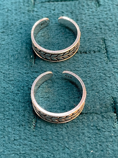92.5 Silver Oxidised Adjustable Toe Rings for Women | Leaf Pattern Design