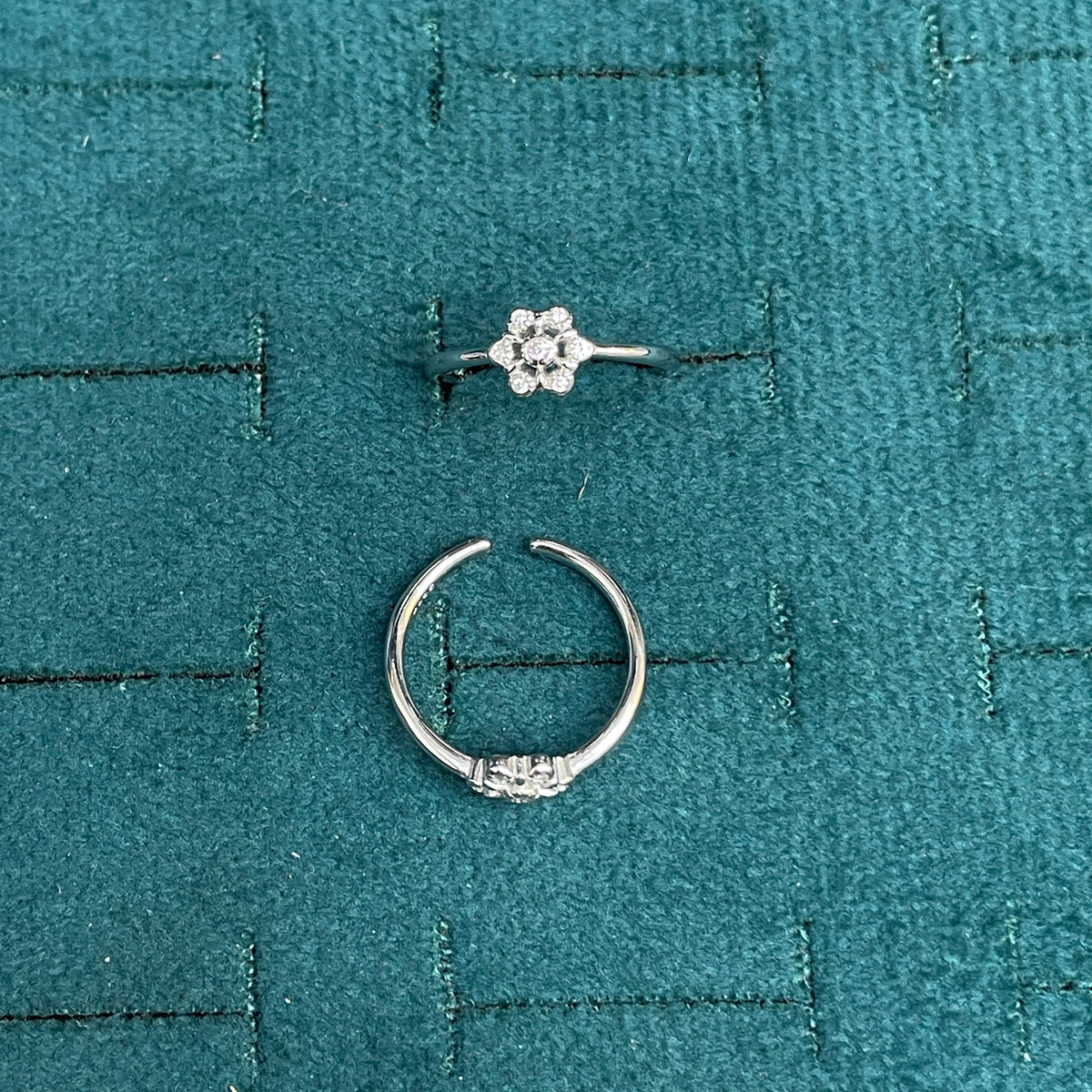 92.5 Sterling Silver CZ Solitaire Centre Flower Toe Rings for Women