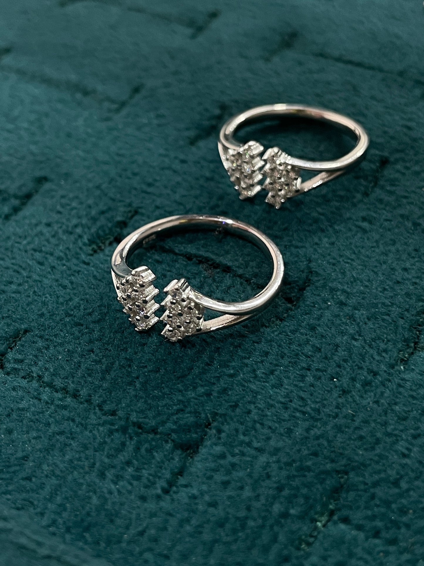 92.5 Silver Stone Cluster Clip Toe Rings for Women | V-Split Double Cluster Design