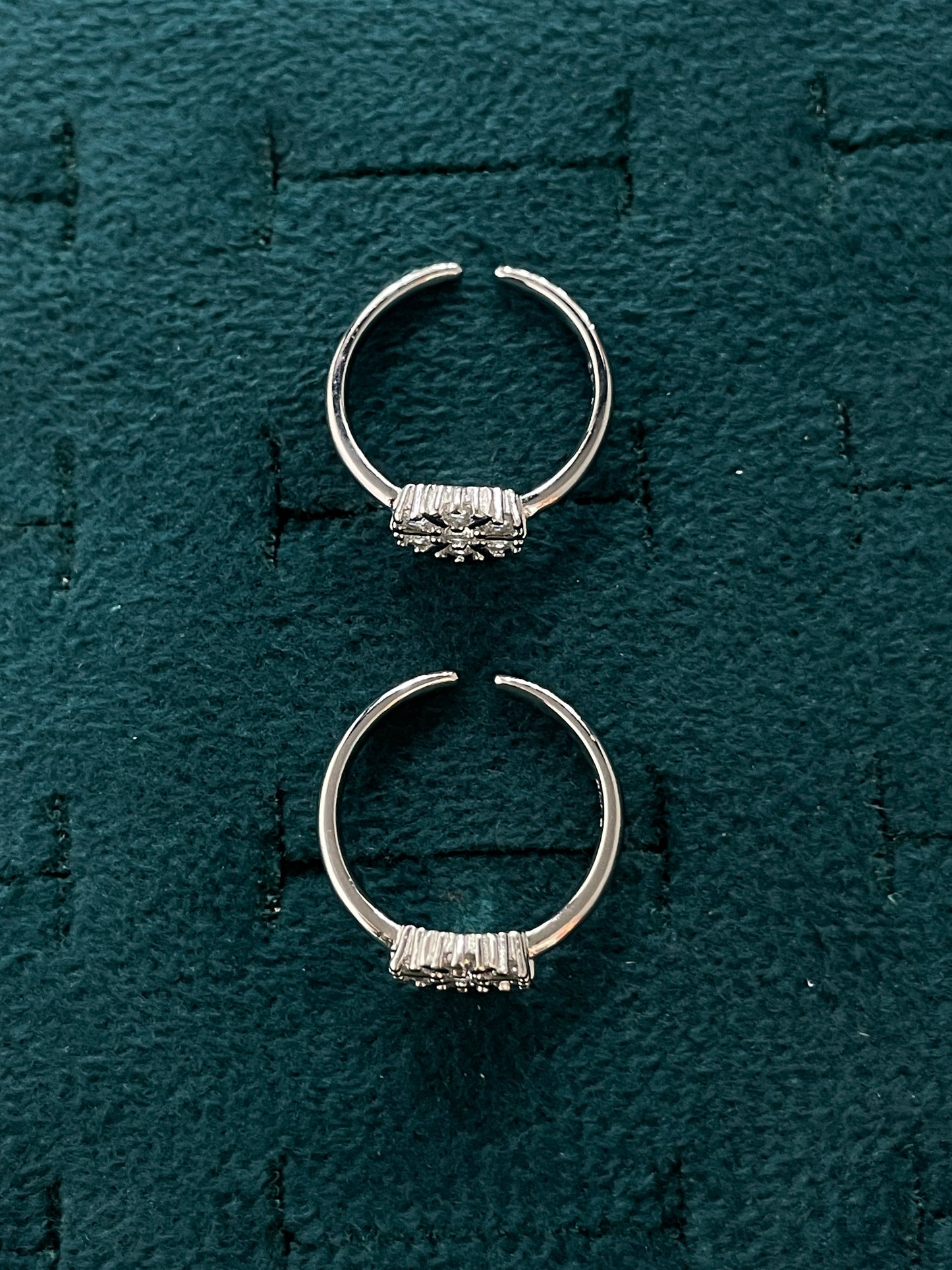 92.5 Silver 7 Stone Floral Cluster Adjustable Toe Rings for Women | Snowflake Design