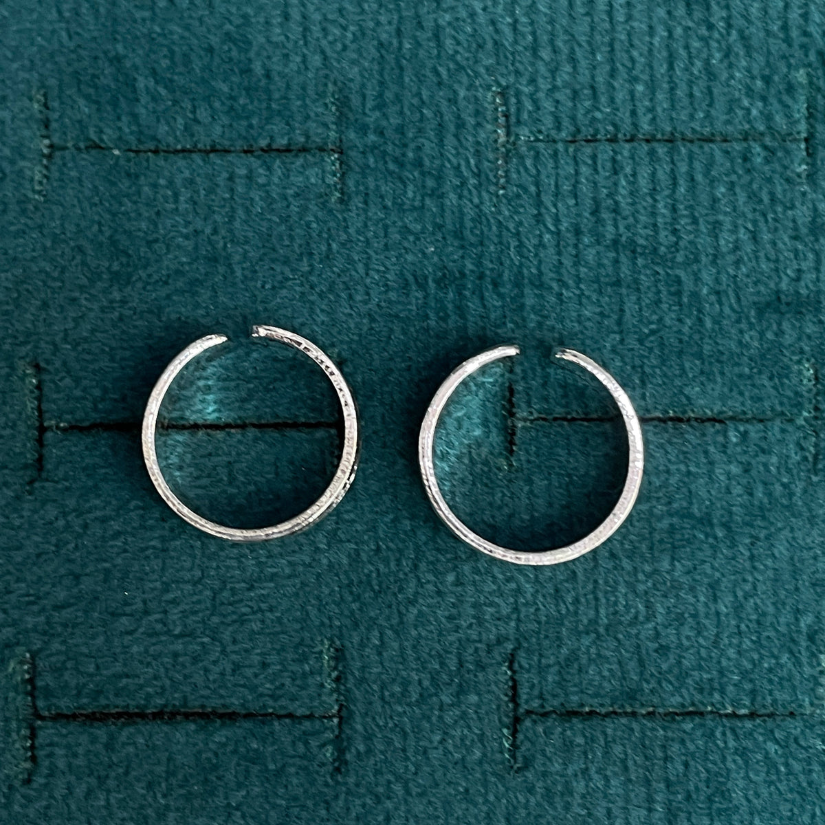 92.5 Silver Oxidised Scroll Band Toe Rings
