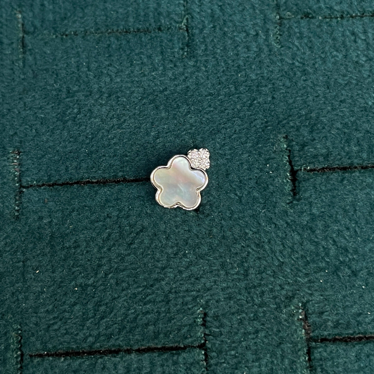 92.5 Silver White Mother-of-Pearl Flower Stud Earrings Pair