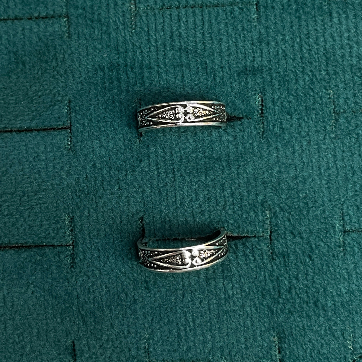 92.5 Silver Oxidised Scroll Band Toe Rings