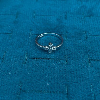 92.5 Sterling Silver Three-Petal CZ & Plain Silver Clover Flower Finger Ring