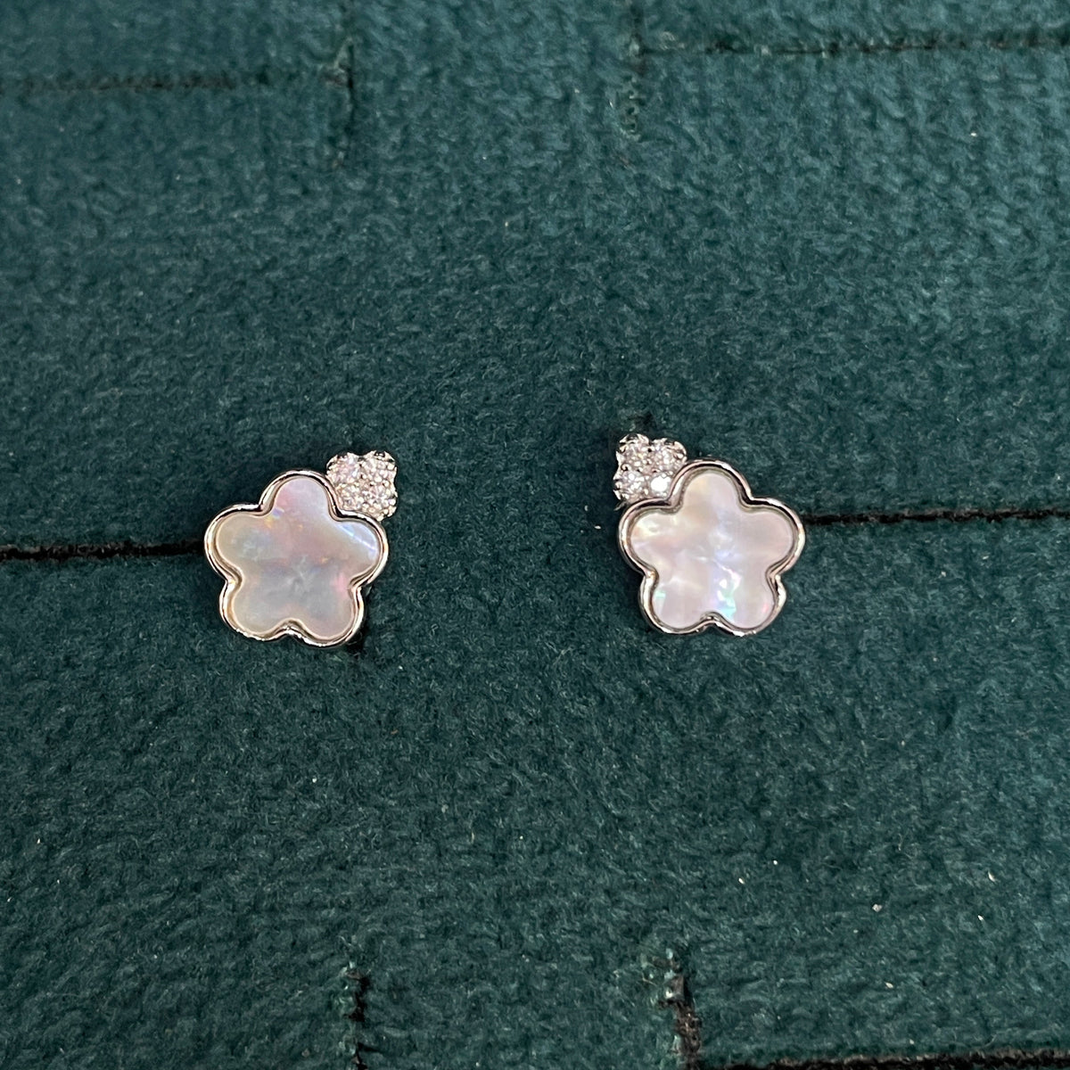 92.5 Silver White Mother-of-Pearl Flower Stud Earrings Pair