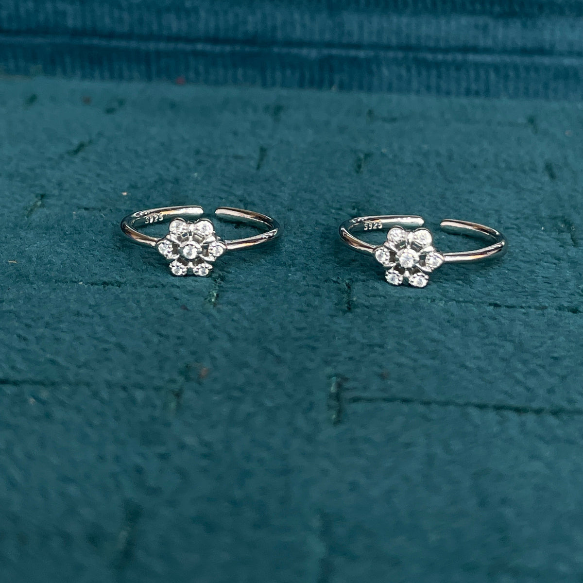 92.5 Sterling Silver CZ Solitaire Centre Flower Toe Rings for Women