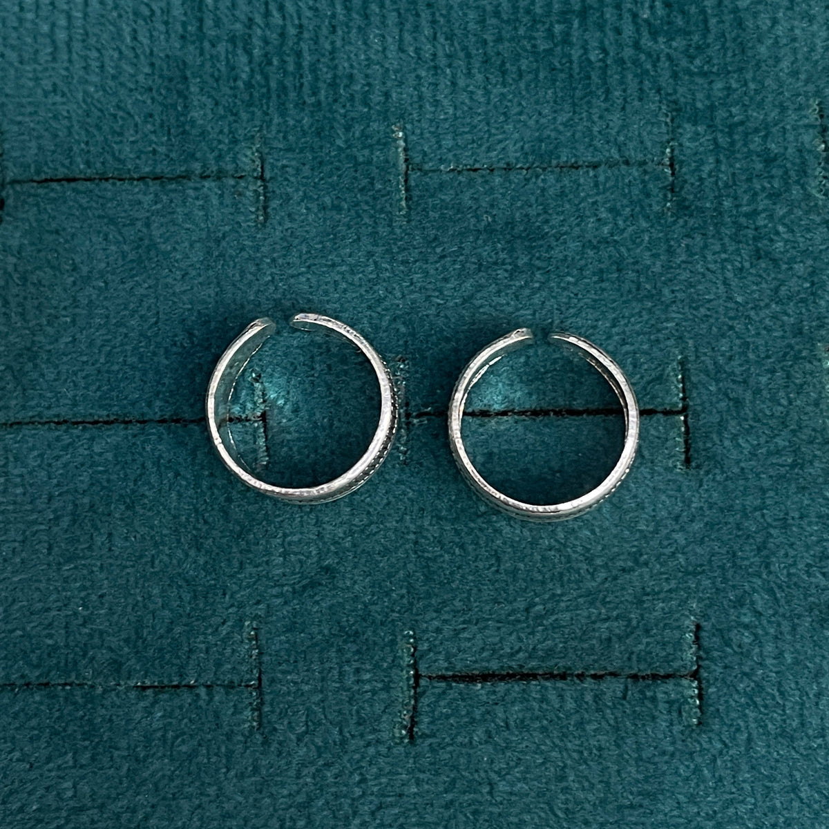 92.5 Silver Oxidised Wave Band Toe Rings