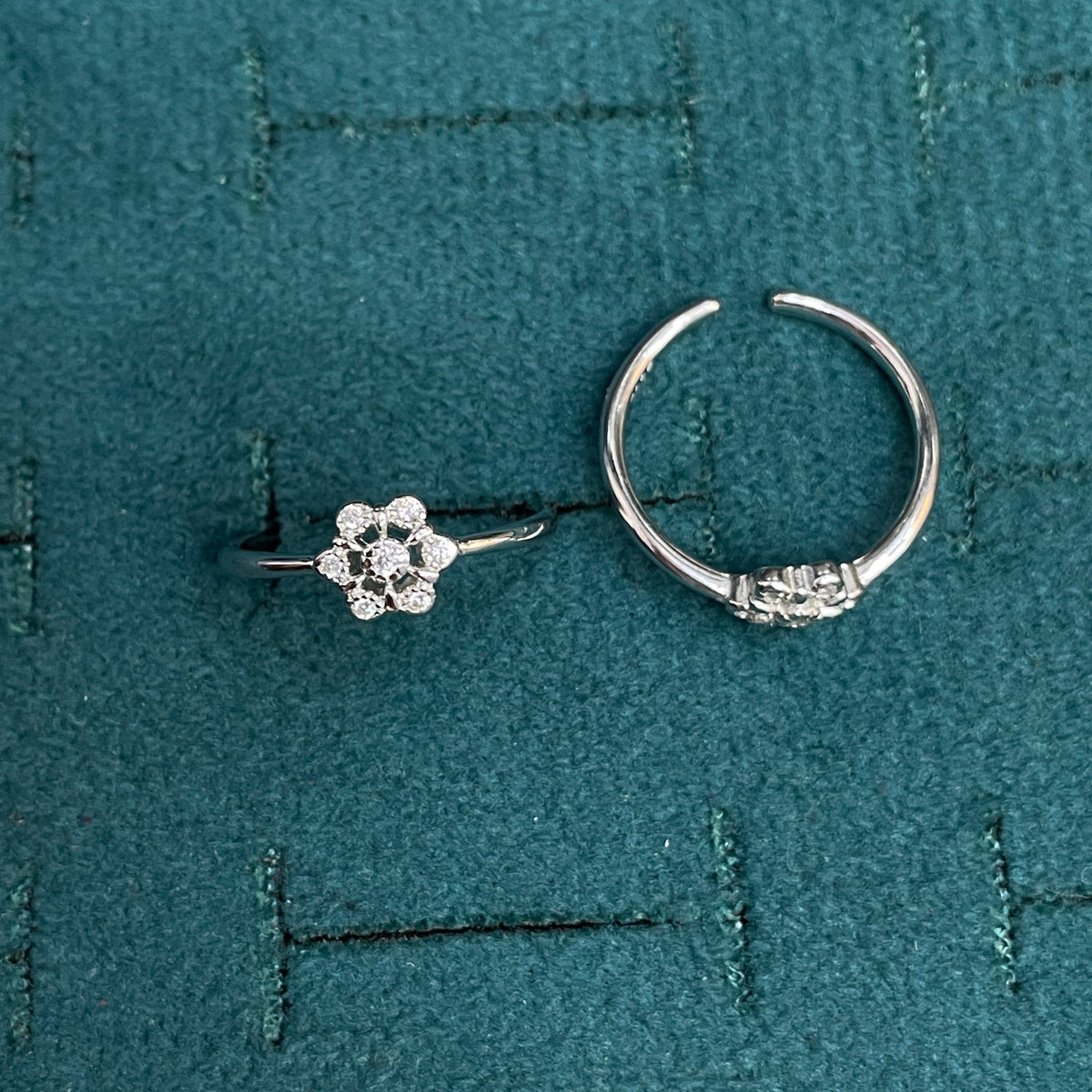 92.5 Sterling Silver CZ Solitaire Centre Flower Toe Rings for Women