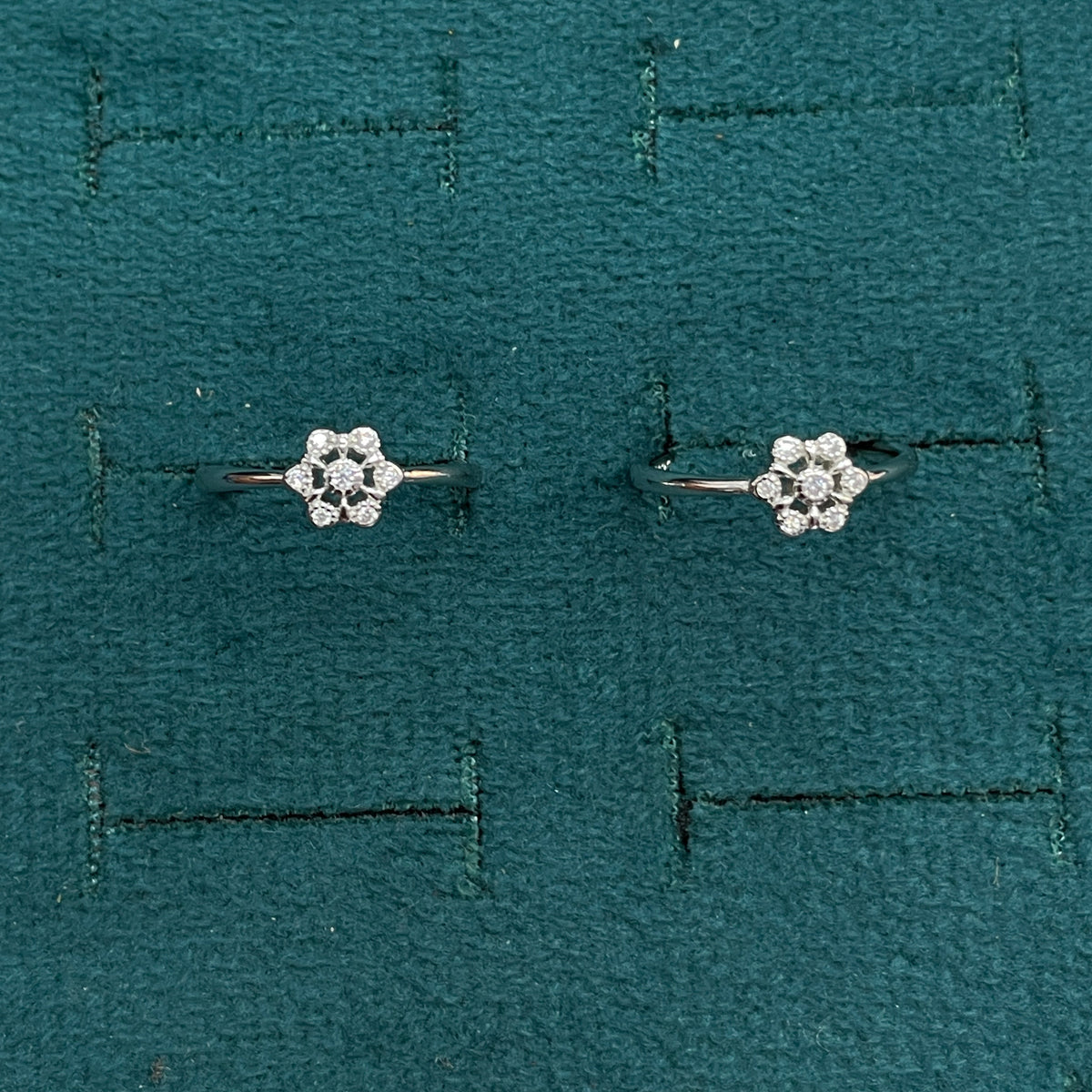92.5 Sterling Silver CZ Solitaire Centre Flower Toe Rings for Women